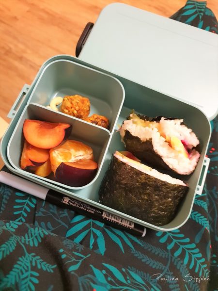 To na przykład jeden z moich ulubionych zestawów, które ostatnio zabieram na zajęcia, czyli pokrojone owoce, warzywa i kanapka sushi, czyli wszystko do ręki, raczej