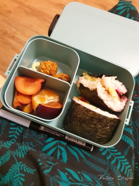 Moje ostatnie pudełko, które zabrałam na uczelnię, w środku kulki mocy i onigirazu, czyli taka sushi kanapka, świetna opcja