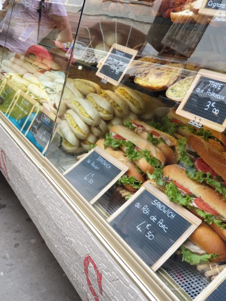 W drodze na plażę, tak wygląda stoisko z kanapkami i pizzą do ręki