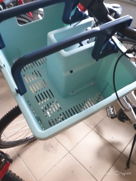Może zdjęcie niezbyt urodziwe, ale widać że koszyk nie zatrzyma wody, więc zniesie deszcz, fajnie też widać kształt