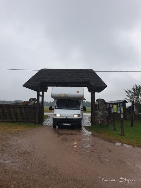 Nasz kamper przejeżdża przez bramę